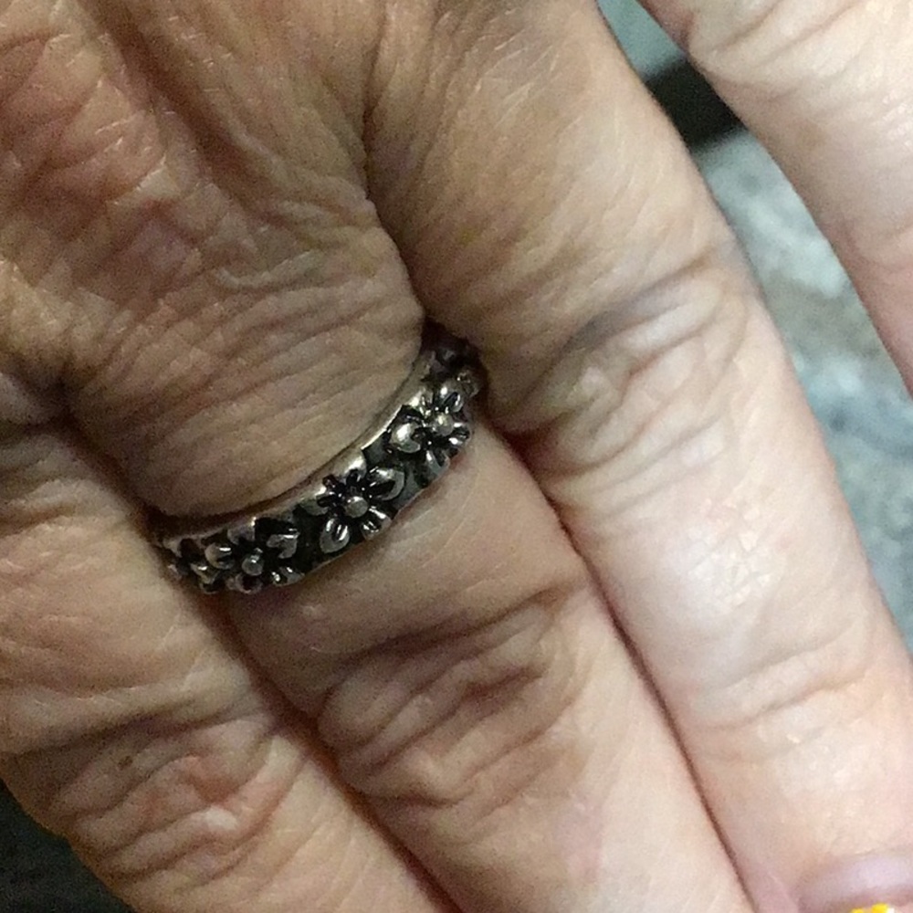 Flowered silver ring